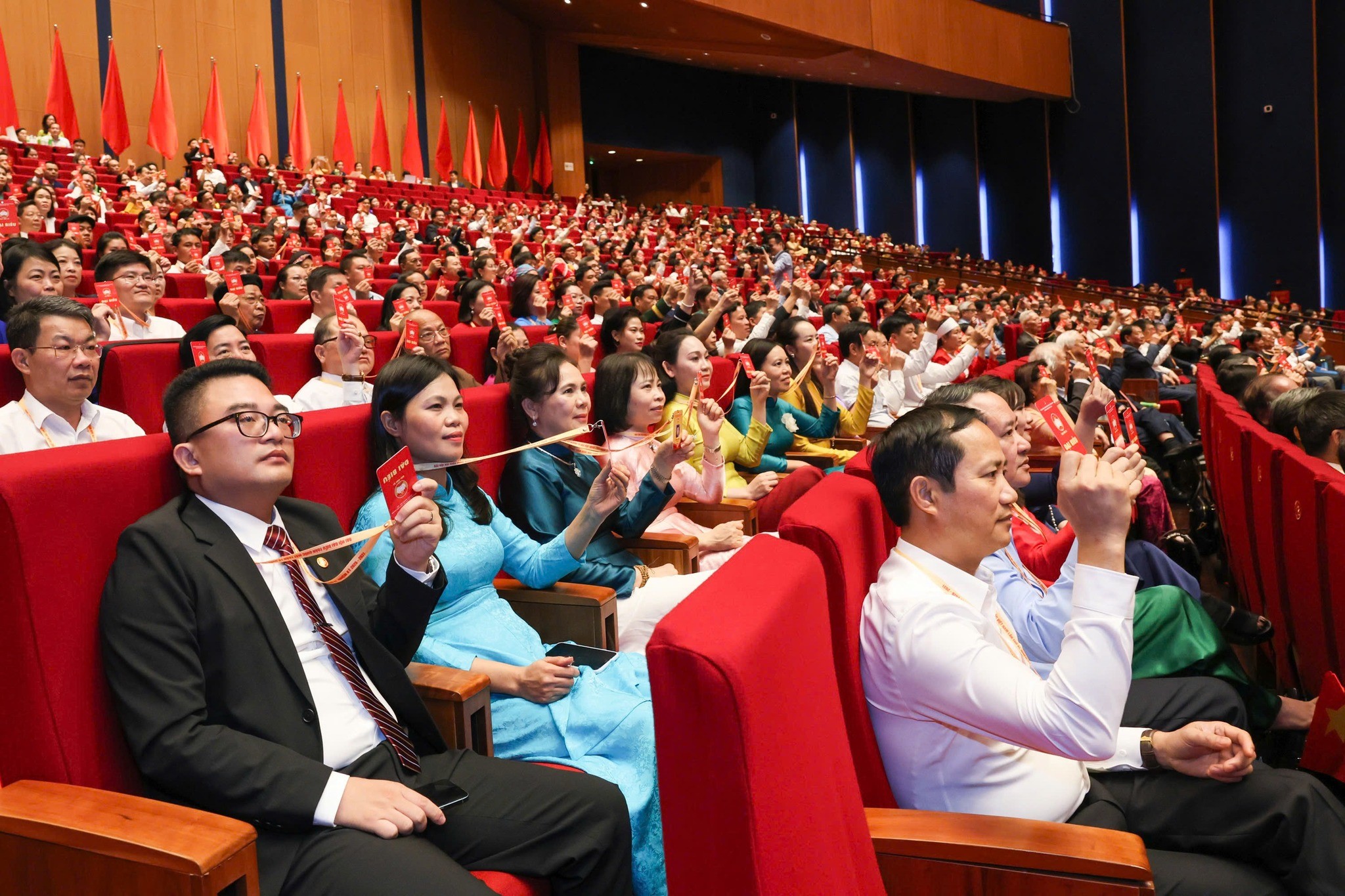  Đại biểu tiến hành biểu quyết tại Đại hội. (Ảnh: MTTQ Việt Nam)