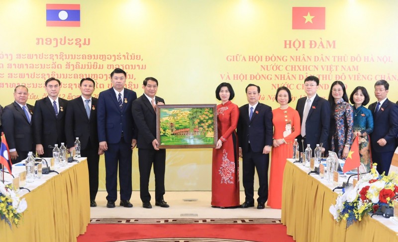 Đồng chí Atsaphangthong Siphandone, Ủy viên Trung ương Đảng, Bí thư Thành ủy, Chủ tịch HĐND Thủ đô Viêng Chăn (Lào) phát biểu tại hội đàm. (Ảnh: T.L) Đồng chí Atsaphangthong Siphandone, Ủy viên Trung ương Đảng, Bí thư Thành ủy, Chủ tịch HĐND Thủ đô Viêng Chăn (Lào) phát biểu tại hội đàm. (Ảnh: T.L)