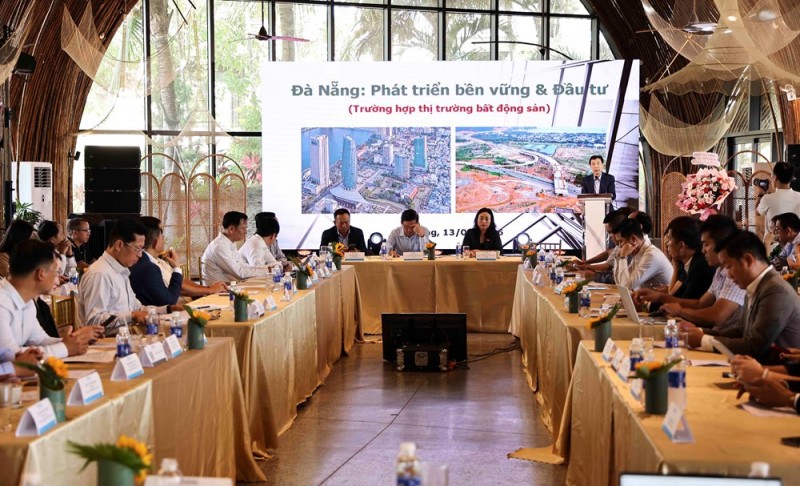 Các chuyên gia trình bày tham luận tại hội thảo Các chuyên gia trình bày tham luận tại hội thảo