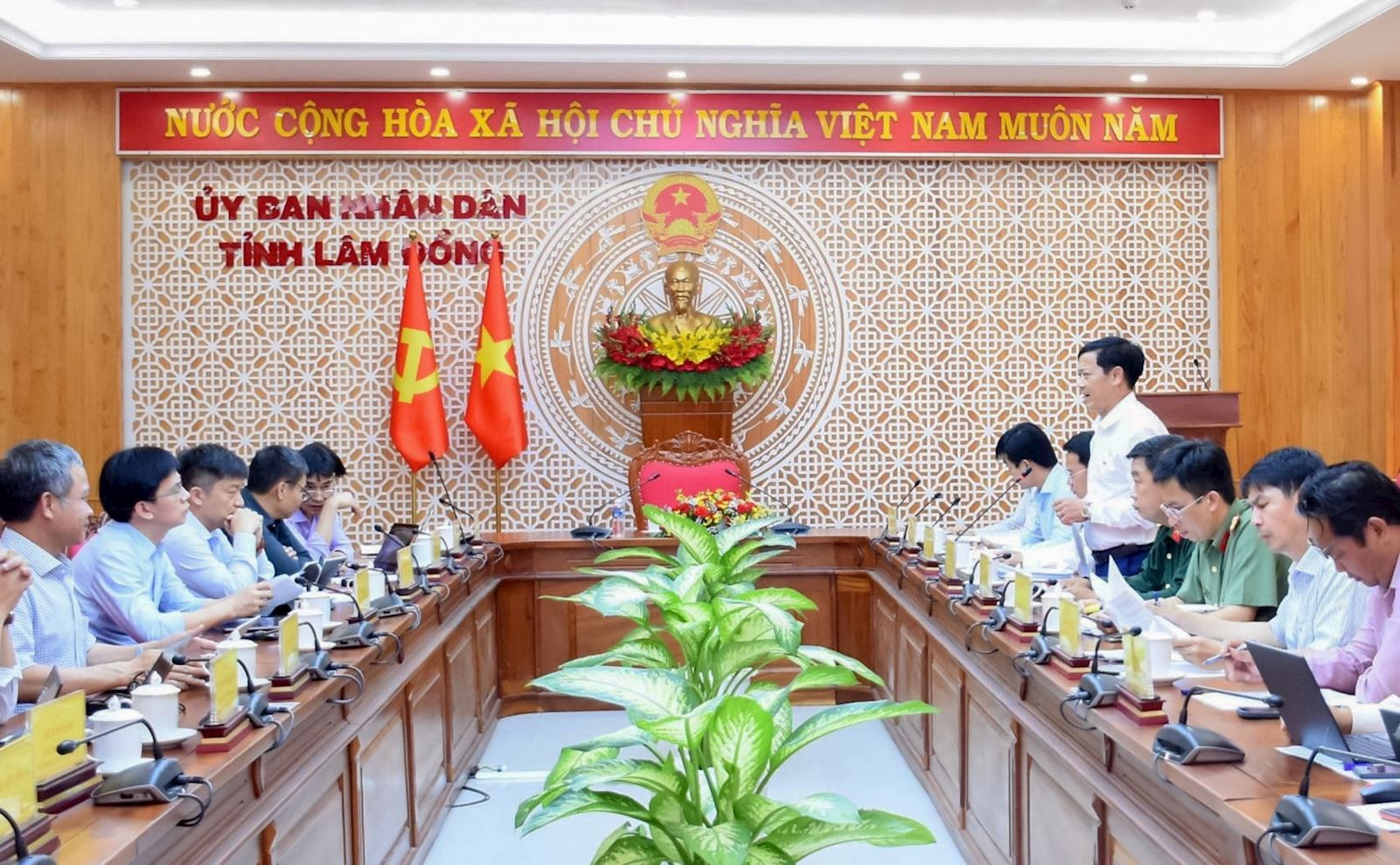 EVNGENCO1 làm việc với UBND tỉnh Lâm Đồng, chủ động đề xuất đầu tư các dự án điện mặt trời nổi trên hồ thủy điện tại địa phương EVNGENCO1 làm việc với UBND tỉnh Lâm Đồng, chủ động đề xuất đầu tư các dự án điện mặt trời nổi trên hồ thủy điện tại địa phương
