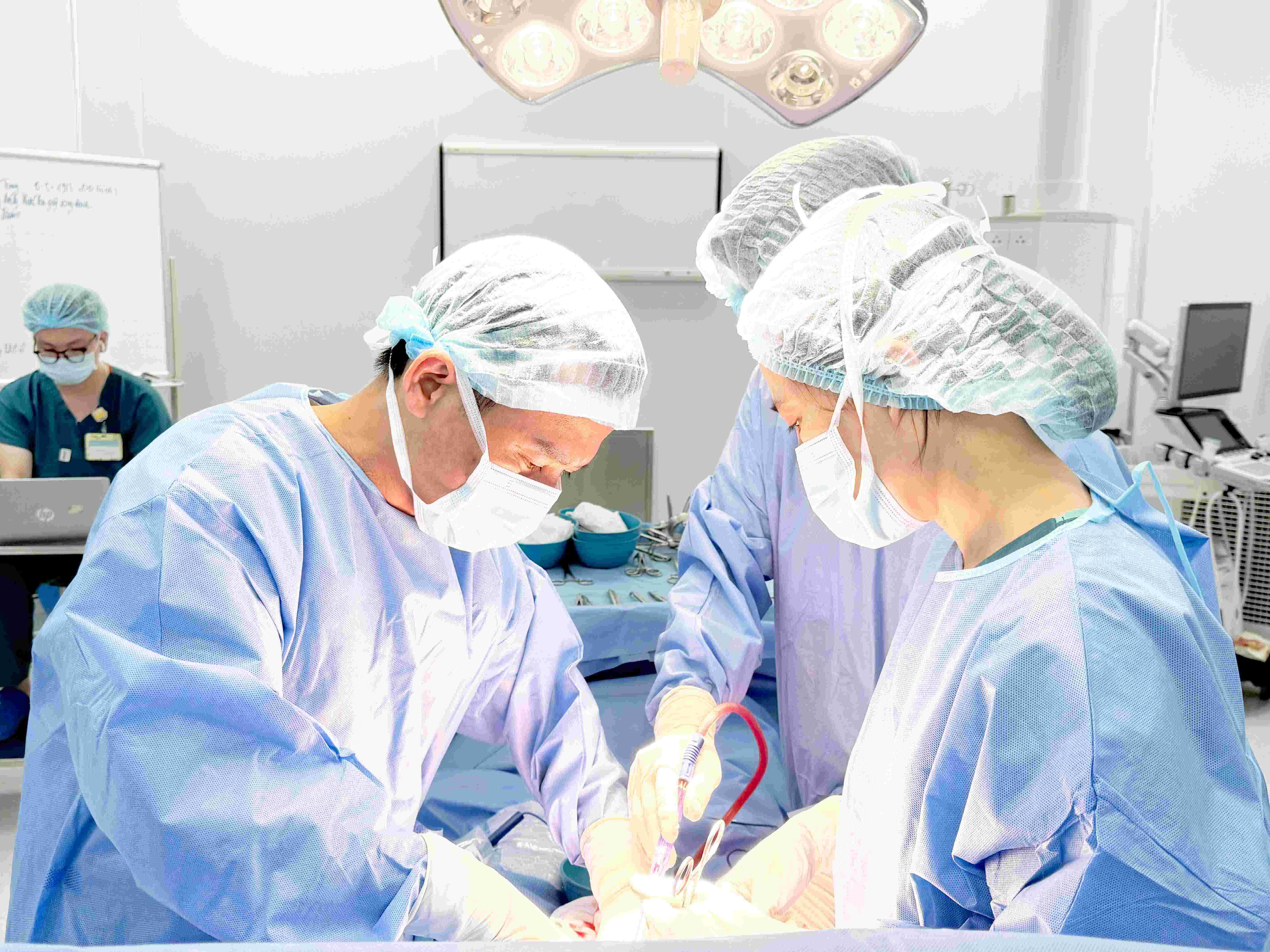 Ê-kíp bác sĩ nhận định ca phẫu thuật có độ khó cao. Ê-kíp bác sĩ nhận định ca phẫu thuật có độ khó cao.