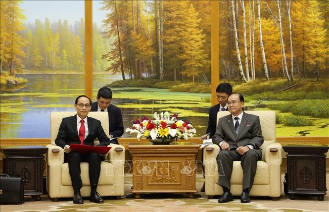 Đồng chí Lê Hoài Trung (trái) và Chủ tịch Ủy ban thường vụ Hội nghị nhân dân tối cao kiêm Chủ tịch Hội nghị nhân dân tối cao Triều Tiên Jo Yong Won tại cuộc hội kiến. Đồng chí Lê Hoài Trung (trái) và Chủ tịch Ủy ban thường vụ Hội nghị nhân dân tối cao kiêm Chủ tịch Hội nghị nhân dân tối cao Triều Tiên Jo Yong Won tại cuộc hội kiến.