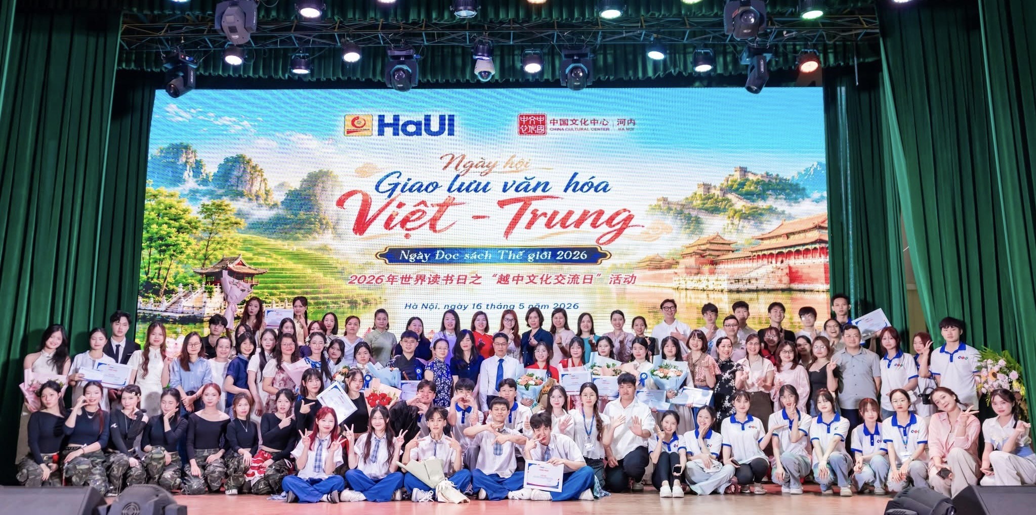 Các đại biểu và sinh viên chụp ảnh lưu niệm. (Ảnh: BTC)
