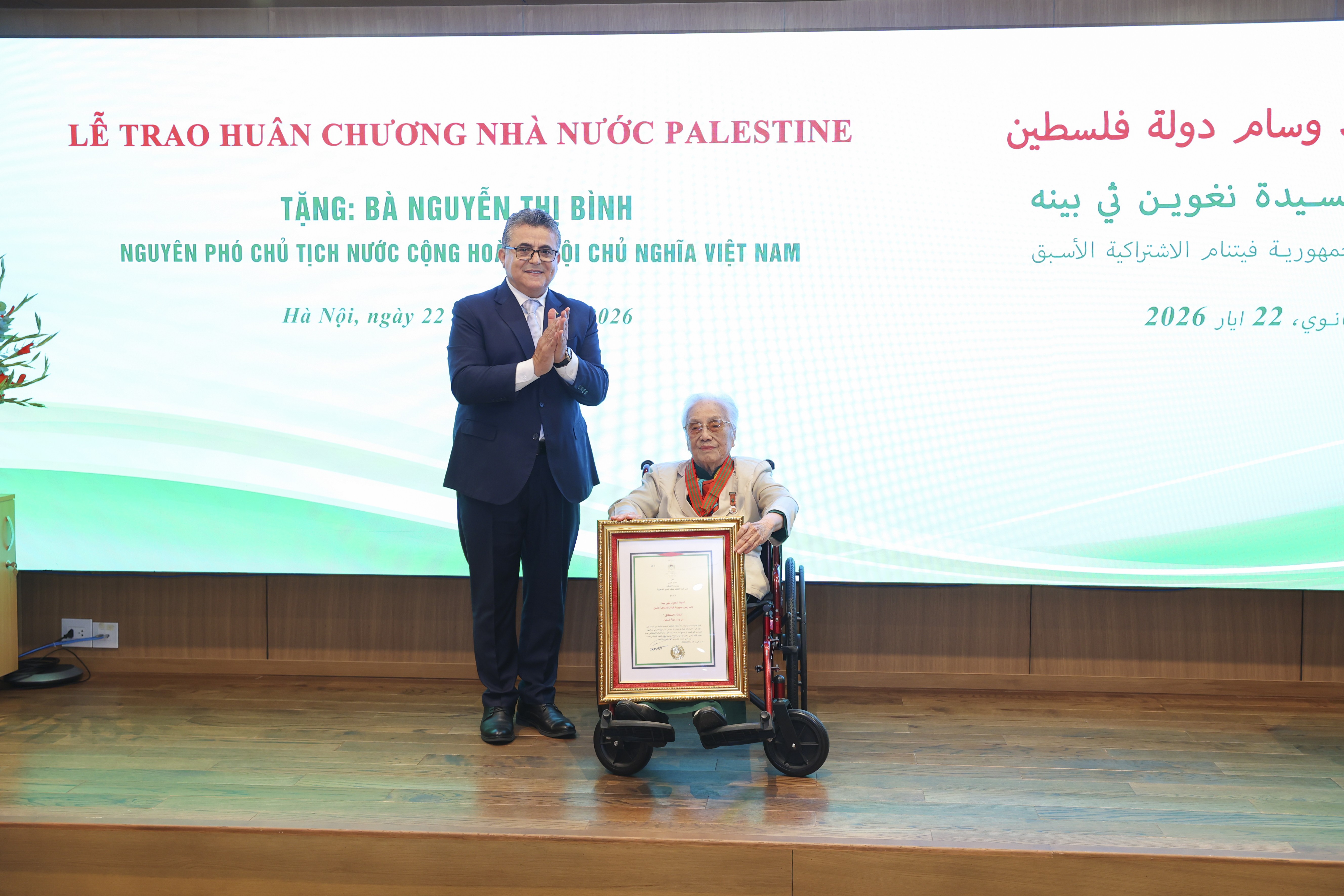 Nguyên Phó Chủ tịch nước Nguyễn Thị Bình nhận Huân chương Nhà nước Palestine Nguyên Phó Chủ tịch nước Nguyễn Thị Bình nhận Huân chương Nhà nước Palestine