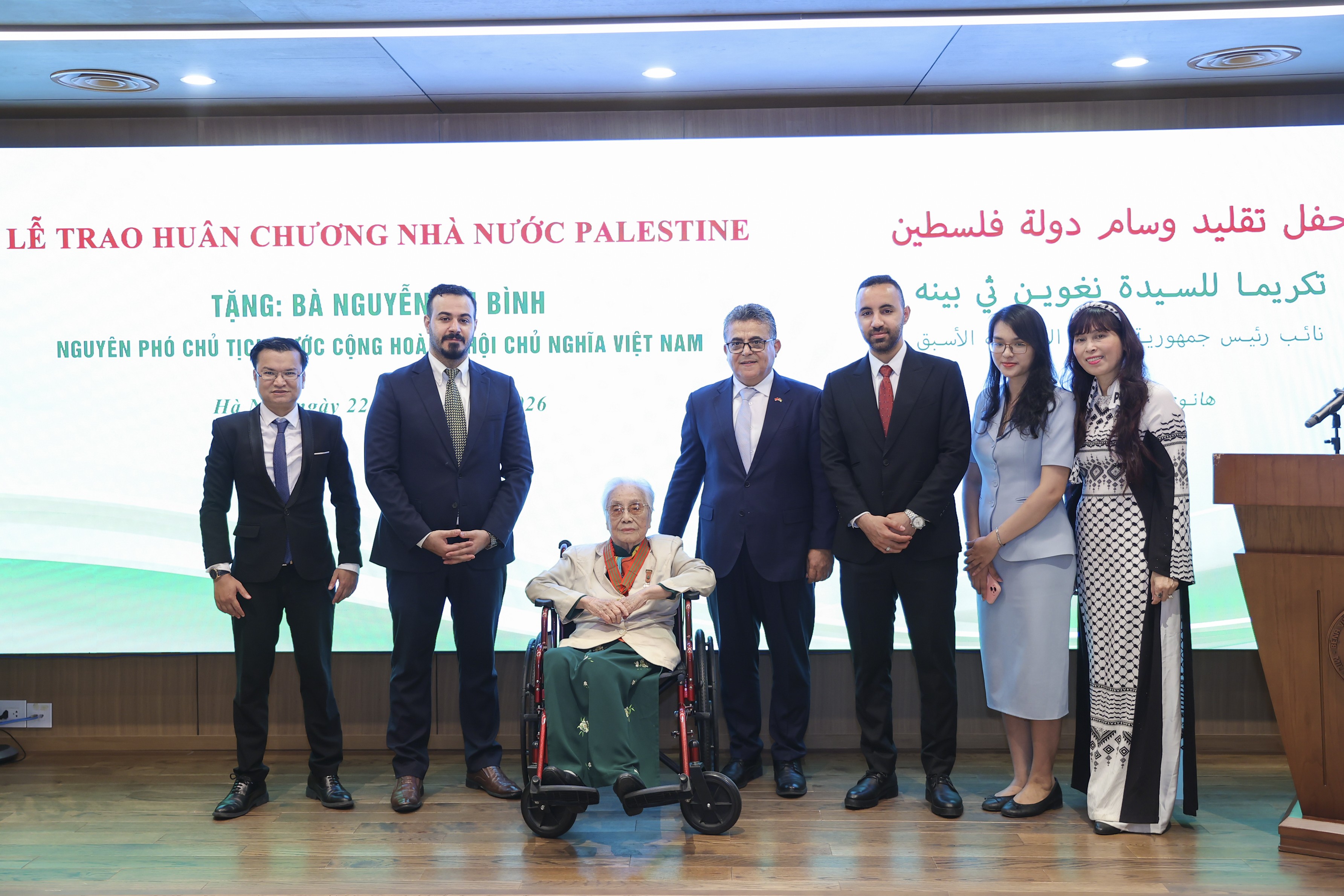 Nguyên Phó Chủ tịch nước Nguyễn Thị Bình nhận Huân chương Nhà nước Palestine Nguyên Phó Chủ tịch nước Nguyễn Thị Bình nhận Huân chương Nhà nước Palestine