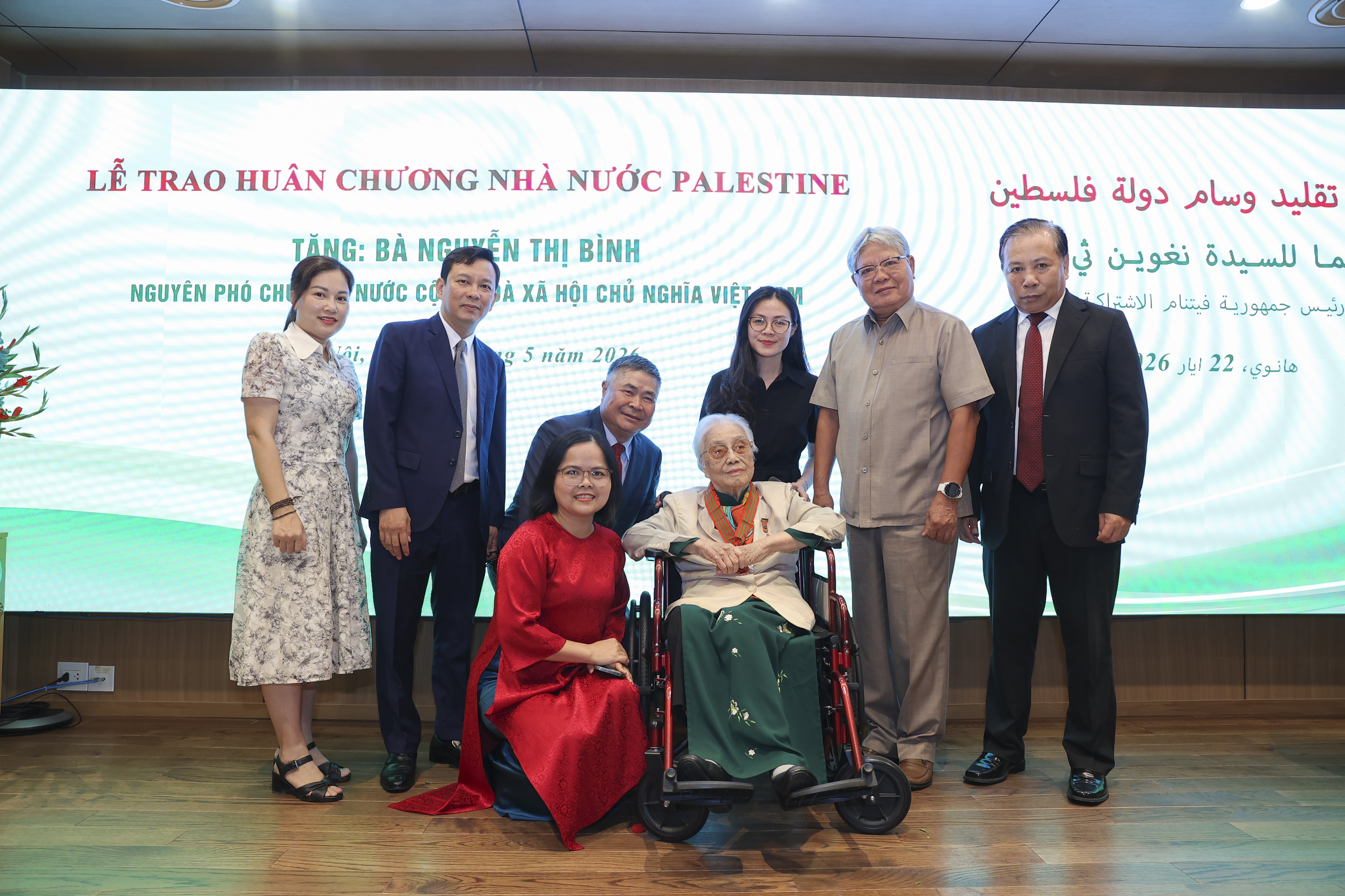 Nguyên Phó Chủ tịch nước Nguyễn Thị Bình nhận Huân chương Nhà nước Palestine Nguyên Phó Chủ tịch nước Nguyễn Thị Bình nhận Huân chương Nhà nước Palestine