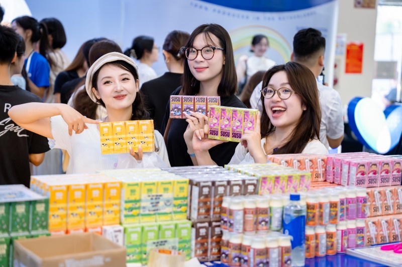 Các hoạt động tương tác đổi quà diễn ra xuyên suốt, thu hút sự quan tâm của nhiều khách tham quan (Ảnh: Duy Cường). Các hoạt động tương tác đổi quà diễn ra xuyên suốt, thu hút sự quan tâm của nhiều khách tham quan (Ảnh: Duy Cường).