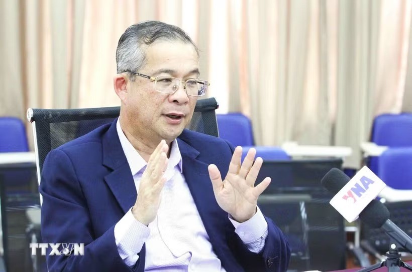 Phó giáo sư, Tiến sĩ Neak Chandarith - Viện trưởng Viện Nghiên cứu Quốc tế và Hành chính công (IISPP), Đại học Hoàng gia Phnom Penh (RUPP) 