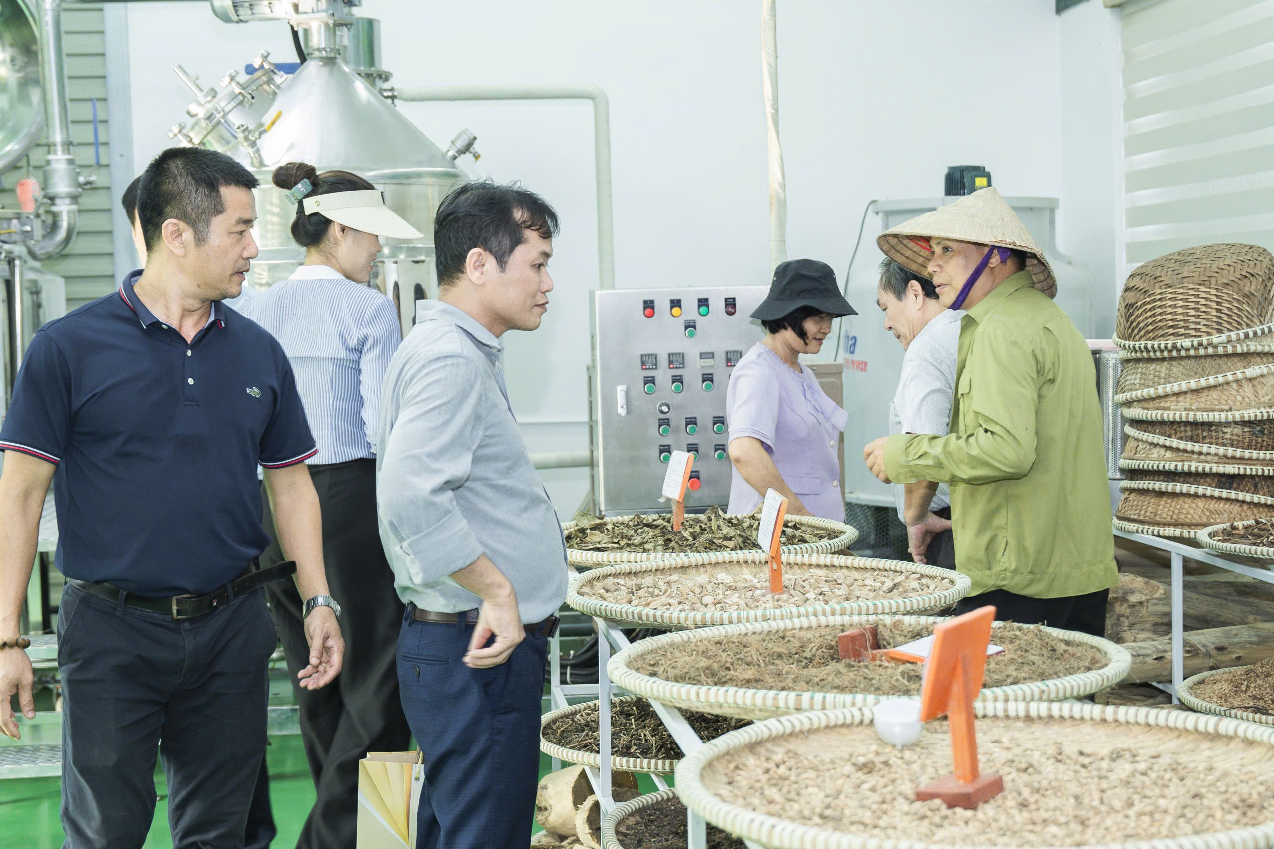các thành viên Hội đồng khảo sát thực tế tại khu chiết xuất Genecell. các thành viên Hội đồng khảo sát thực tế tại khu chiết xuất Genecell.