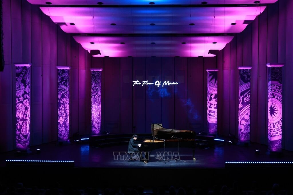 Chương trình hòa nhạc đặc biệt “The Flow of Music - Dòng chảy âm nhạc” kỷ niệm 76 năm thiết lập quan hệ ngoại giao Việt Nam - Ba Lan. Chương trình hòa nhạc đặc biệt “The Flow of Music - Dòng chảy âm nhạc” kỷ niệm 76 năm thiết lập quan hệ ngoại giao Việt Nam - Ba Lan.