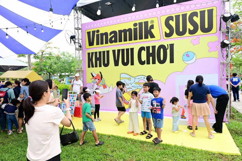 Ảnh 3a hoặc 3b (báo chọn 1 trong 2 ảnh): Khu vui chơi của Vinamilk với các trò chơi thú vị và những phần quà đáng yêu đặc biệt thu hút phụ huynh và các bé. Ảnh: Vi Nam