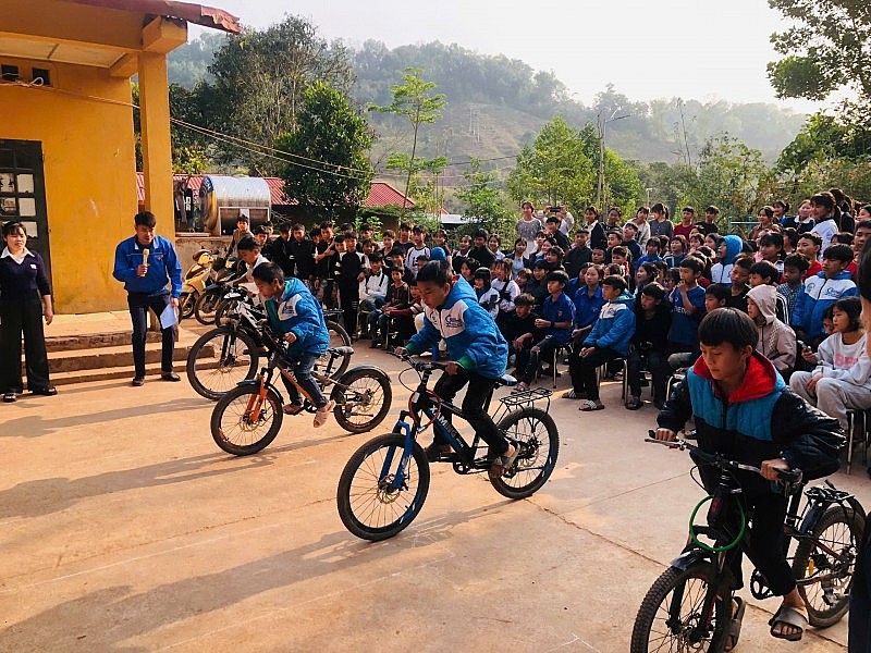 Từ những lớp học tạm ở A Pa Chải đến tỷ lệ tốt nghiệp 100% Từ những lớp học tạm ở A Pa Chải đến tỷ lệ tốt nghiệp 100%