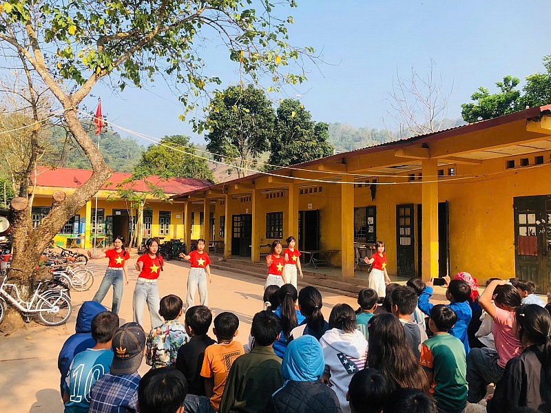 Từ những lớp học tạm ở A Pa Chải đến tỷ lệ tốt nghiệp 100% Từ những lớp học tạm ở A Pa Chải đến tỷ lệ tốt nghiệp 100%