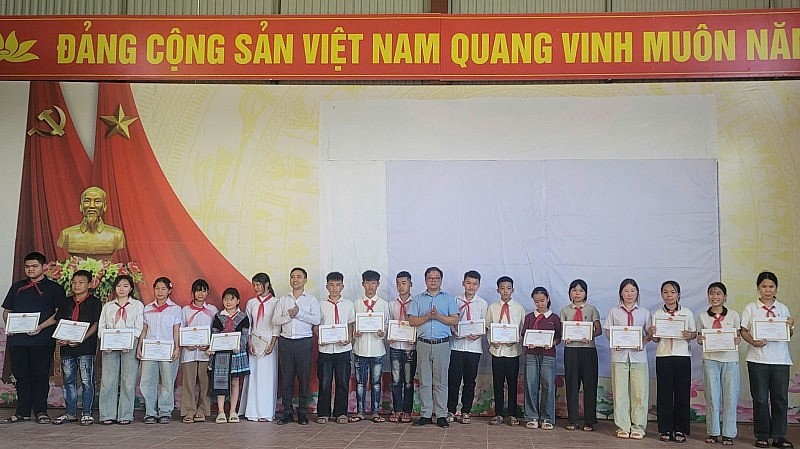 Từ những lớp học tạm ở A Pa Chải đến tỷ lệ tốt nghiệp 100% Từ những lớp học tạm ở A Pa Chải đến tỷ lệ tốt nghiệp 100%