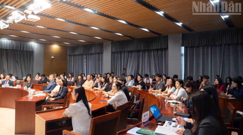 Đông đảo sinh viên Trung Quốc đang theo học tại Đại học Ngoại ngữ Bắc Kinh, Đại học Bắc Kinh, Đại học Thanh Hoa của Trung Quốc và đại diện lưu học sinh Việt Nam tham dự buổi giao lưu. Đông đảo sinh viên Trung Quốc đang theo học tại Đại học Ngoại ngữ Bắc Kinh, Đại học Bắc Kinh, Đại học Thanh Hoa của Trung Quốc và đại diện lưu học sinh Việt Nam tham dự buổi giao lưu.