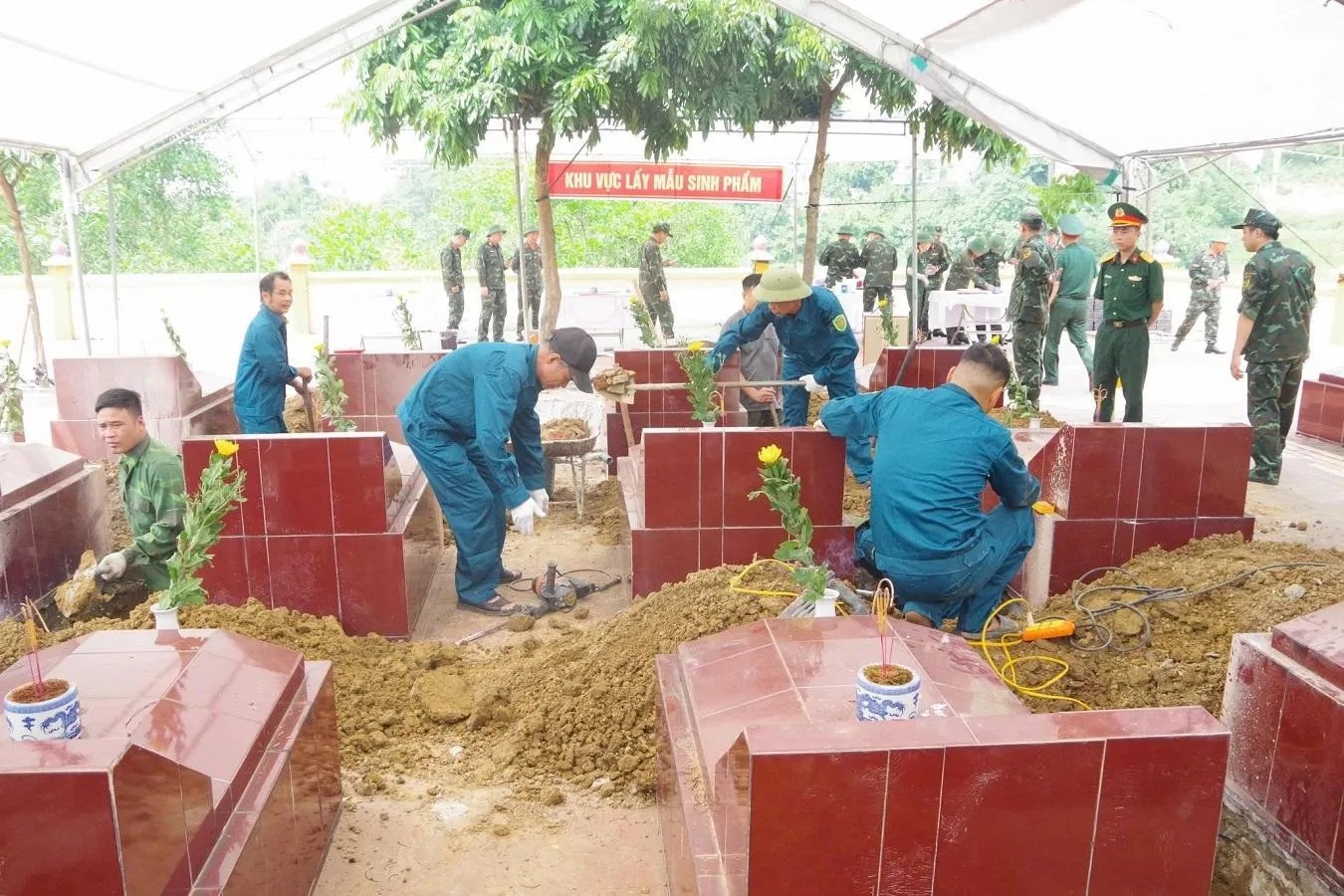 Công tác lấy mẫu, số hóa thông tin hài cốt liệt sĩ chưa xác định danh tính tại Nghĩa trang Liệt sĩ Phù Ninh Công tác lấy mẫu, số hóa thông tin hài cốt liệt sĩ chưa xác định danh tính tại Nghĩa trang Liệt sĩ Phù Ninh