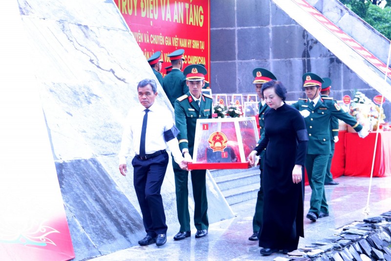 16 liệt sĩ hy sinh tại nước bạn Lào và Campuchia trở về với đất mẹ 16 liệt sĩ hy sinh tại nước bạn Lào và Campuchia trở về với đất mẹ