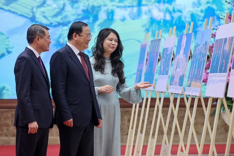 Thủ tướng Chính phủ Lê Minh Hưng và Thủ tướng Sonexay Siphandone tham quan trưng bày ảnh về mối quan hệ Việt Nam - Lào - Ảnh: VGP/Nhật Bắc Thủ tướng Chính phủ Lê Minh Hưng và Thủ tướng Sonexay Siphandone tham quan trưng bày ảnh về mối quan hệ Việt Nam - Lào - Ảnh: VGP/Nhật Bắc