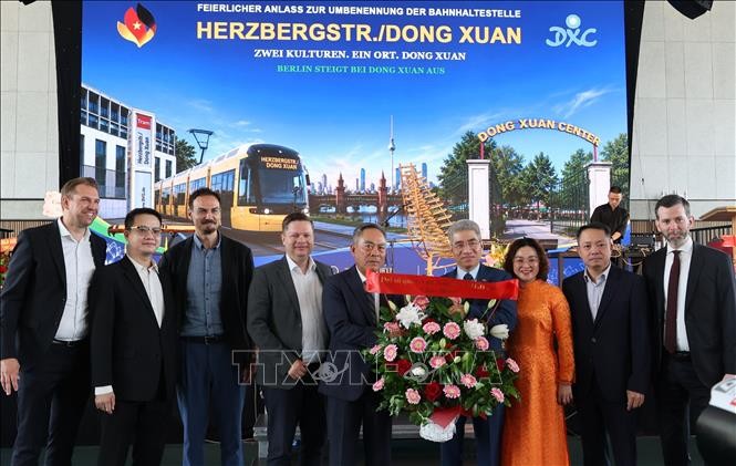 Đại sứ Nguyễn Đắc Thành và Phu nhân tặng hoa chúc mừng ông Nguyễn Văn Hiền, Tổng giám đốc TTTM Đồng Xuân Berlin. Ảnh: Thu Hằng/PV TTXVN tại Đức Đại sứ Nguyễn Đắc Thành và Phu nhân tặng hoa chúc mừng ông Nguyễn Văn Hiền, Tổng giám đốc TTTM Đồng Xuân Berlin. Ảnh: Thu Hằng/PV TTXVN tại Đức