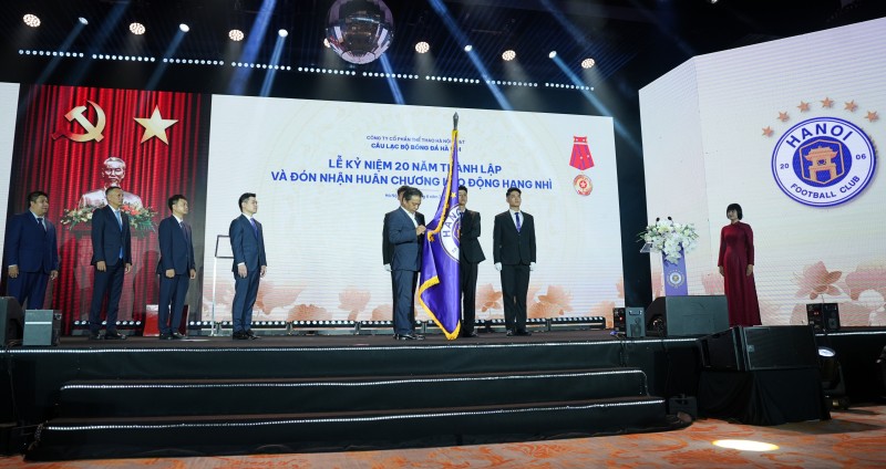 Ảnh 2: Thừa ủy quyền của Chủ tịch nước, Thứ trưởng Bộ Văn hóa, Thể thao và Du lịch Hoàng Đạo Cương đã trao tặng Huân chương Lao động hạng Nhì cho CLB Hà Nội. Ảnh 2: Thừa ủy quyền của Chủ tịch nước, Thứ trưởng Bộ Văn hóa, Thể thao và Du lịch Hoàng Đạo Cương đã trao tặng Huân chương Lao động hạng Nhì cho CLB Hà Nội.