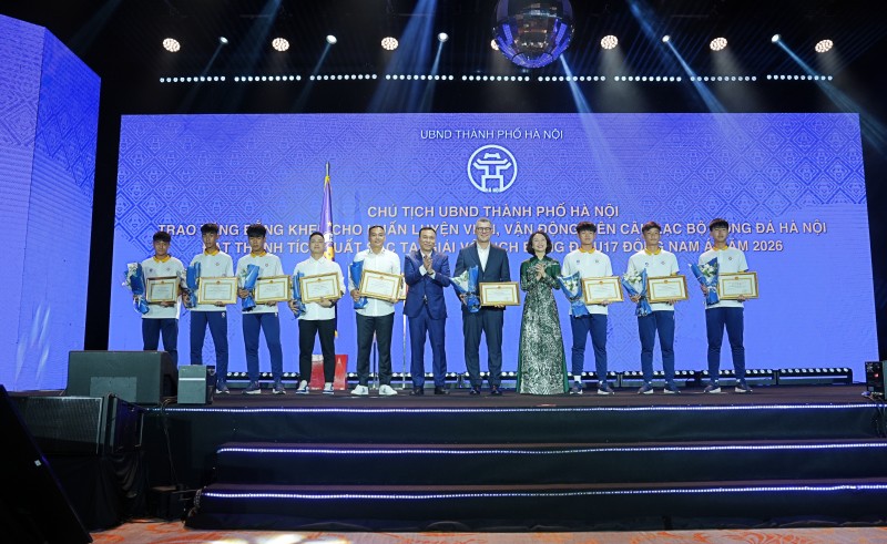 Ảnh 3: Chủ tịch VFF Trần Quốc Tuấn ghi nhận những đóng góp của CLB bóng đá Hà Nội cho bóng đá Việt Nam. Ảnh 3: Chủ tịch VFF Trần Quốc Tuấn ghi nhận những đóng góp của CLB bóng đá Hà Nội cho bóng đá Việt Nam.