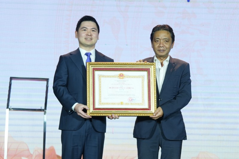 CLB bóng đá Hà Nội vinh dự đón nhận Huân chương Lao động hạng Nhì CLB bóng đá Hà Nội vinh dự đón nhận Huân chương Lao động hạng Nhì