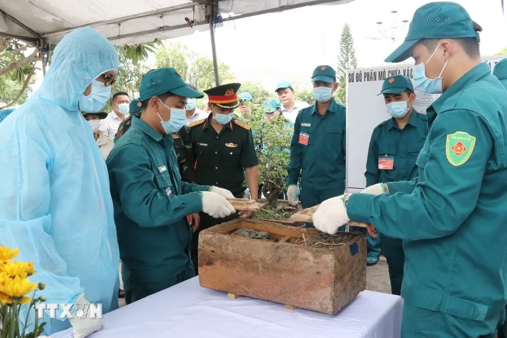 Lấy mẫu xác định danh tính hài cốt liệt sỹ. (Ảnh: TTXVN) Lấy mẫu xác định danh tính hài cốt liệt sỹ. (Ảnh: TTXVN)