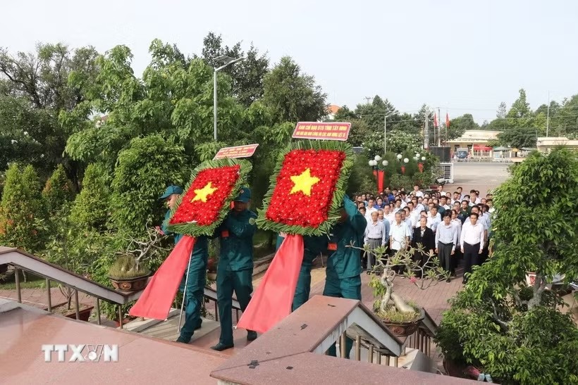 Đại biểu dâng hoa tại Nghĩa trang liệt sỹ Bến Lức trước lễ phát động. (Ảnh: TTXVN) Đại biểu dâng hoa tại Nghĩa trang liệt sỹ Bến Lức trước lễ phát động. (Ảnh: TTXVN)