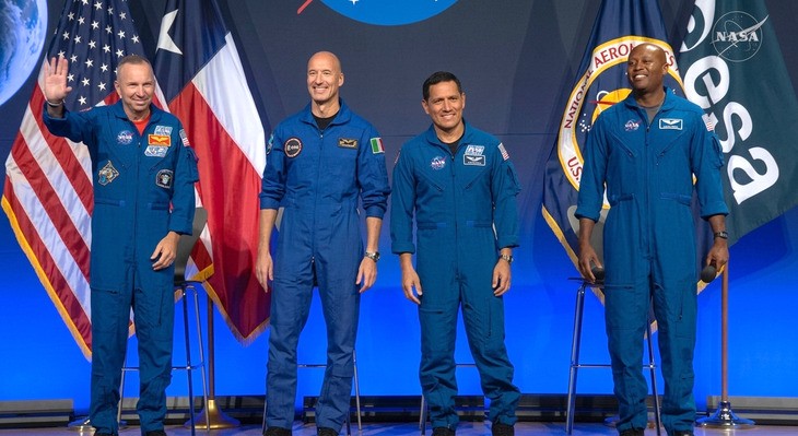 Thành viên sứ mệnh Artemis III từ trái sang: ông Randy Bresnik, ông Luca Parmitano, ông Frank Rubio và ông Andre Douglas - Ảnh: NASA Thành viên sứ mệnh Artemis III từ trái sang: ông Randy Bresnik, ông Luca Parmitano, ông Frank Rubio và ông Andre Douglas - Ảnh: NASA