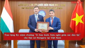 [Video] Trao tặng Kỷ niệm chương 