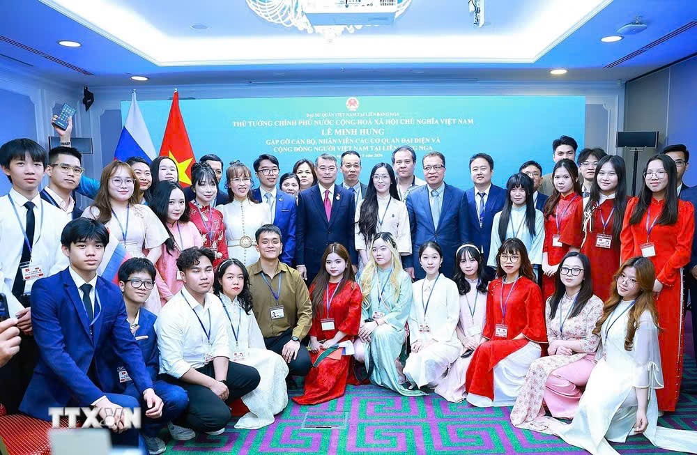 Thủ tướng Lê Minh Hưng gặp cộng đồng người Việt Nam tại Nga Thủ tướng Lê Minh Hưng gặp cộng đồng người Việt Nam tại Nga