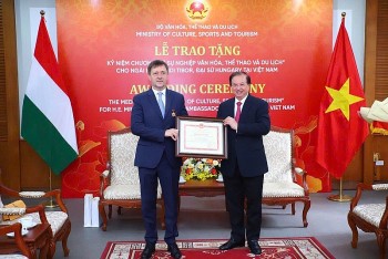 trao ky niem chuong vi su nghiep van hoa the thao va du lich cho dai su hungary tai viet nam