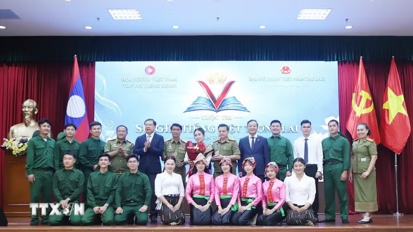 Đại sứ Việt Nam tại Lào Nguyễn Minh Tâm và Thứ trưởng Bộ Giáo dục và thể thao Lào Kingmono Phommahaxay trao giải cho đội đạt giải Nhất cuộc thi. (Ảnh: TTXVN) Đại sứ Việt Nam tại Lào Nguyễn Minh Tâm và Thứ trưởng Bộ Giáo dục và thể thao Lào Kingmono Phommahaxay trao giải cho đội đạt giải Nhất cuộc thi. (Ảnh: TTXVN)
