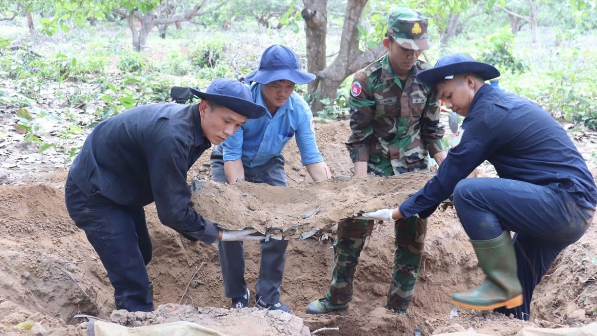 Đội K72 thực hiện cất bốc hài cốt liệt sĩ.
