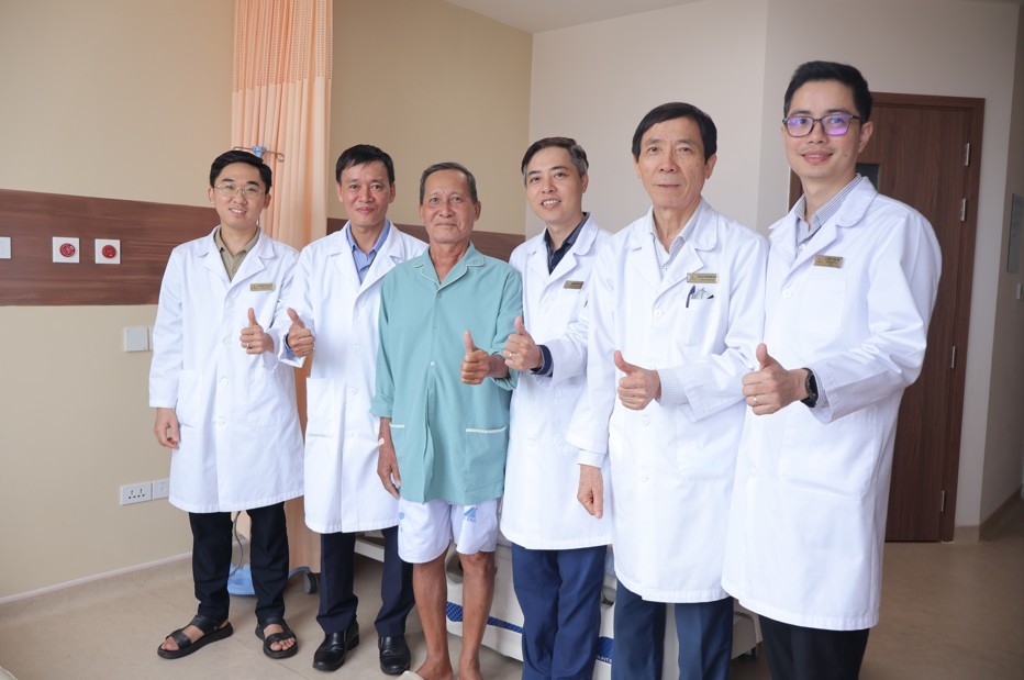 Bị ung thư xâm lấn bàng quang, người đàn ông 61 tuổi thoát cửa tử nhờ chiến lược điều trị khác thường Bị ung thư xâm lấn bàng quang, người đàn ông 61 tuổi thoát cửa tử nhờ chiến lược điều trị khác thường