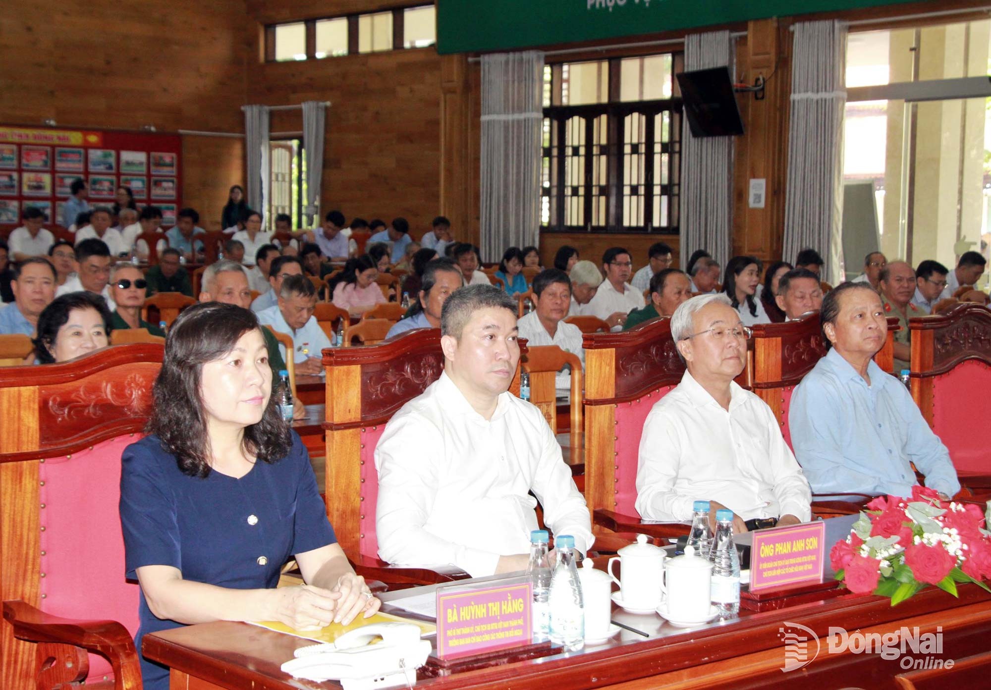 Gần 200 đại biểu được cập nhật chính sách đối ngoại và công tác đối ngoại nhân dân Gần 200 đại biểu được cập nhật chính sách đối ngoại và công tác đối ngoại nhân dân