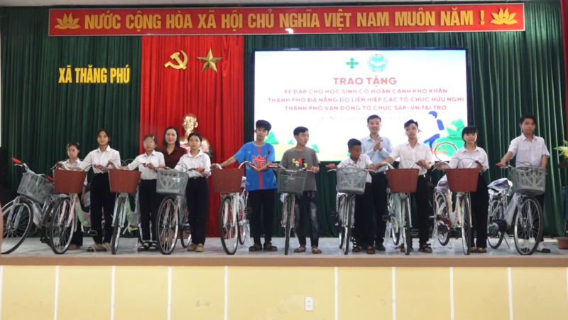 da nang sap vn trao tang 100 xe dap cho hoc sinh kho khan tai xa thang phu
