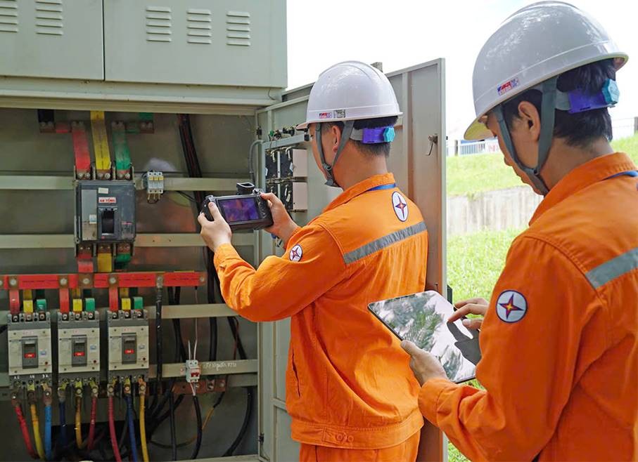 Nhân viên EVNNPC sử dụng các thiết bị công nghệ hiện đại để kiểm tra vận hành lưới điện. Nhân viên EVNNPC sử dụng các thiết bị công nghệ hiện đại để kiểm tra vận hành lưới điện.