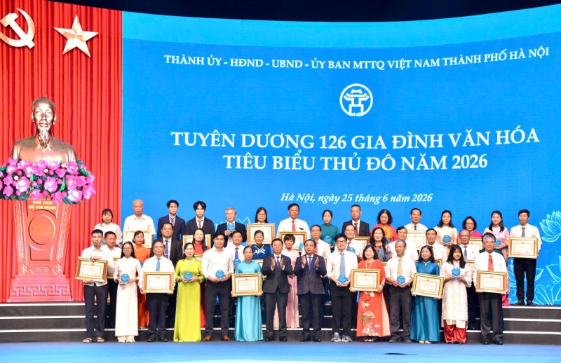 126 gia đình văn hóa tiêu biểu tô thắm “vườn hoa đẹp” của Thủ đô. (Ảnh: T.L) 126 gia đình văn hóa tiêu biểu tô thắm “vườn hoa đẹp” của Thủ đô. (Ảnh: T.L)
