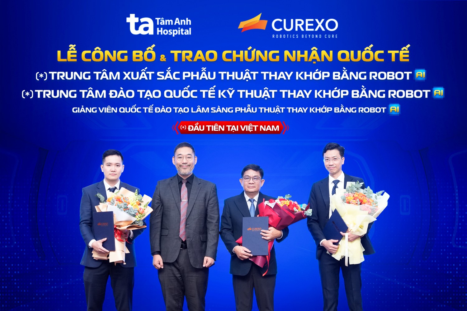 TS.BS Lê Văn Tuấn, ThS.BSNT.CKI Đặng Khoa Học, ThS.BSNT.CKI Lê Đình Khoa từ Bệnh viện Đa khoa Tâm Anh TP.HCM nhận chứng nhận giảng viên đào tạo quốc tế về kỹ thuật thay khớp bằng robot AI. Ảnh: Bệnh viện Đa khoa Tâm Anh TS.BS Lê Văn Tuấn, ThS.BSNT.CKI Đặng Khoa Học, ThS.BSNT.CKI Lê Đình Khoa từ Bệnh viện Đa khoa Tâm Anh TP.HCM nhận chứng nhận giảng viên đào tạo quốc tế về kỹ thuật thay khớp bằng robot AI. Ảnh: Bệnh viện Đa khoa Tâm Anh