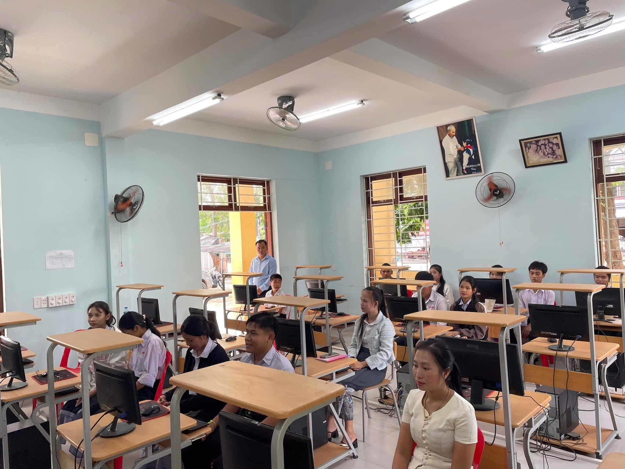 Tập huấn STEM Robotics cho 30 giáo viên và học sinh trường Hữu nghị Lào-Việt tỉnh Sekong Tập huấn STEM Robotics cho 30 giáo viên và học sinh trường Hữu nghị Lào-Việt tỉnh Sekong