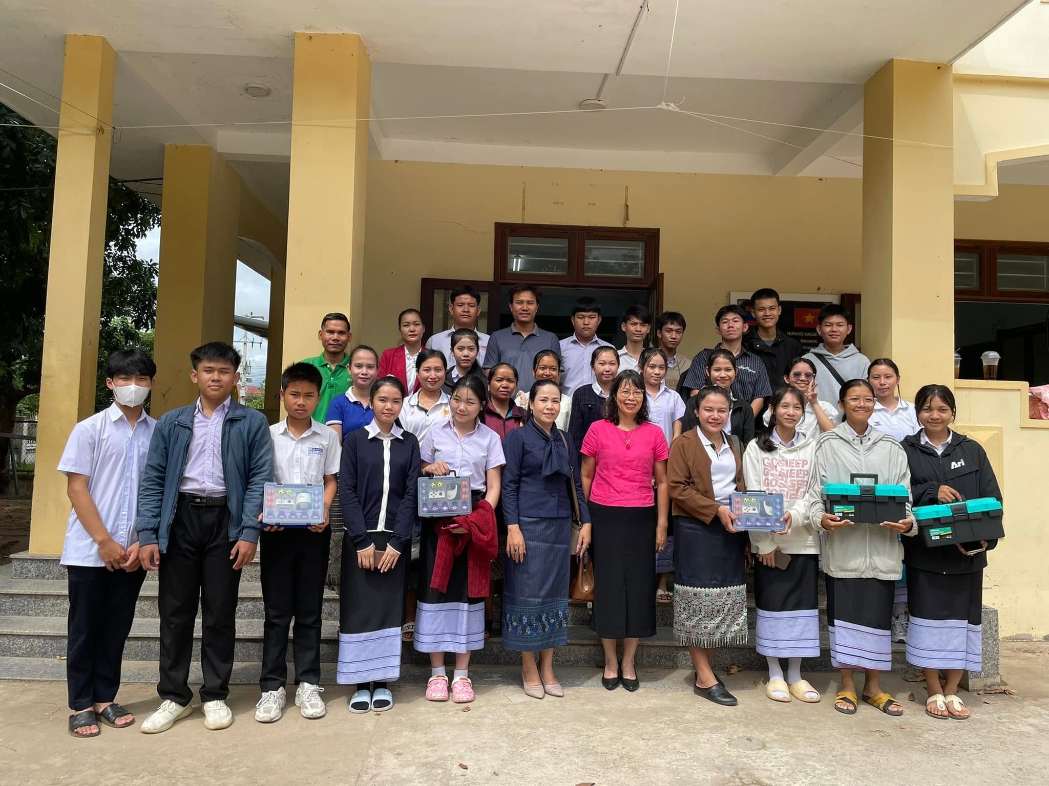 Tập huấn STEM Robotics cho 30 giáo viên và học sinh trường Hữu nghị Lào-Việt tỉnh Sekong Tập huấn STEM Robotics cho 30 giáo viên và học sinh trường Hữu nghị Lào-Việt tỉnh Sekong
