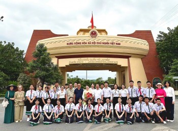 hoc sinh truong song ngu lao viet nam nguyen du tham trai nghiem van hoa lich su viet