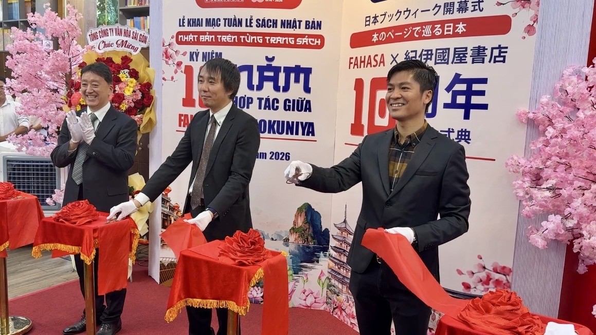 Ông Furudate Seiki, Phó Tổng Lãnh sự Nhật Bản tại TP Hồ Chí Minh và đại diện Fahasa, Kinokuniya thực hiện nghi thức cắt băng khai mạc Tuần lễ sách Nhật Bản. Ông Furudate Seiki, Phó Tổng Lãnh sự Nhật Bản tại TP Hồ Chí Minh và đại diện Fahasa, Kinokuniya thực hiện nghi thức cắt băng khai mạc Tuần lễ sách Nhật Bản.