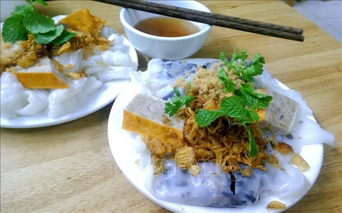 Bánh cuốn được cuộn thêm phần nhân gồm thịt băm, mộc nhĩ, ăn kèm với các loại rau thơm, hành phi cùng nước mắm và chả, ngon nhất là loại chả quế. Hương vị của món bánh cuốn có trọn vẹn, hoàn hảo hay không cũng phụ thuộc vào bát nước mắm ăn kèm. Ảnh: Phạm Hậu/TTXVN Bánh cuốn được cuộn thêm phần nhân gồm thịt băm, mộc nhĩ, ăn kèm với các loại rau thơm, hành phi cùng nước mắm và chả, ngon nhất là loại chả quế. Hương vị của món bánh cuốn có trọn vẹn, hoàn hảo hay không cũng phụ thuộc vào bát nước mắm ăn kèm. Ảnh: Phạm Hậu/TTXVN