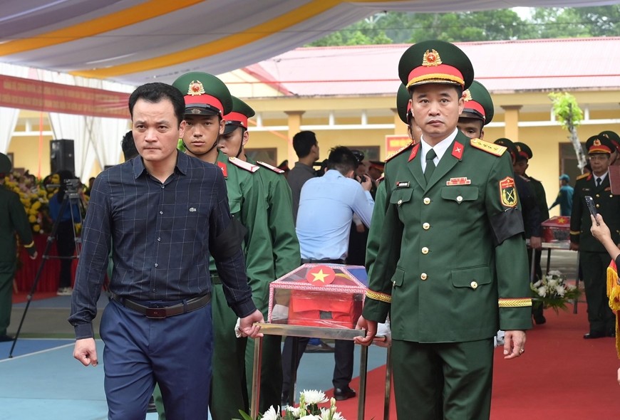 Lãnh đạo tỉnh Lào Cai và Bộ CHQS tỉnh di quan hài cốt các anh hùng liệt sĩ, tháng 6/2026 Lãnh đạo tỉnh Lào Cai và Bộ CHQS tỉnh di quan hài cốt các anh hùng liệt sĩ, tháng 6/2026
