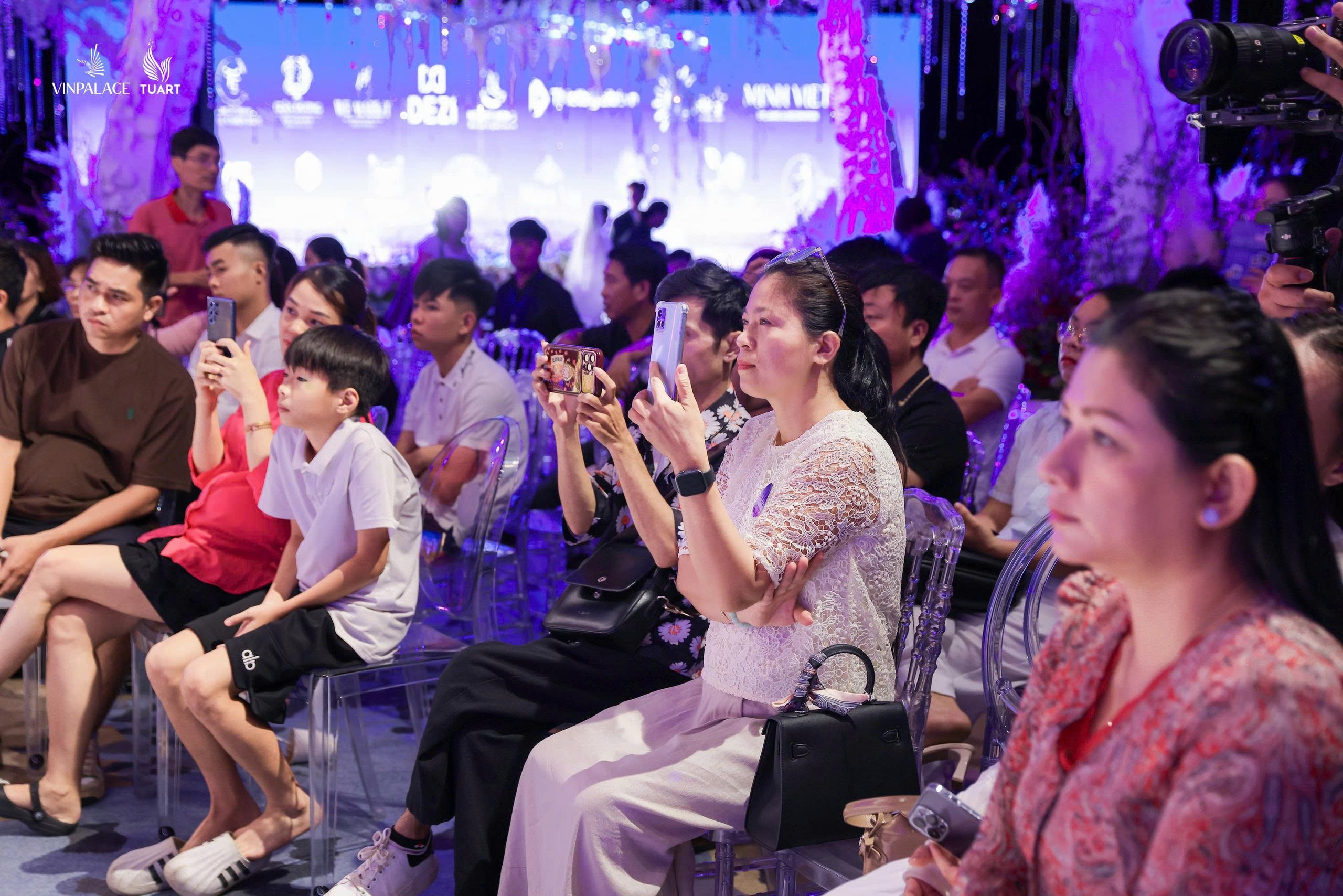 Hàng nghìn khách đổ về The Vietnam Grand WeddX 2026, choáng ngợp trước “đại tiệc cưới” lớn bậc nhất Việt Nam Hàng nghìn khách đổ về The Vietnam Grand WeddX 2026, choáng ngợp trước “đại tiệc cưới” lớn bậc nhất Việt Nam
