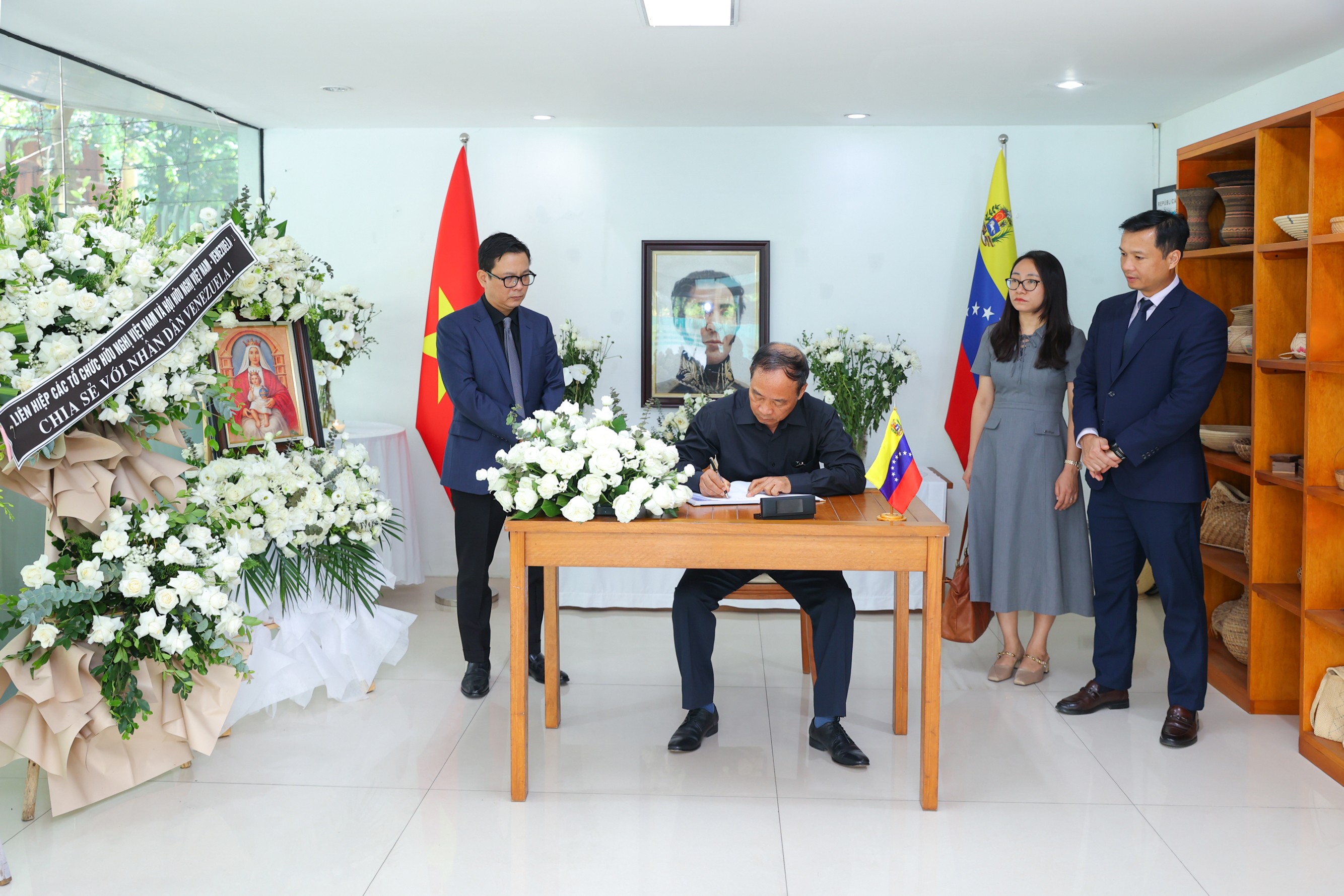 Liên hiệp các tổ chức hữu nghị Việt Nam, Hội hữu nghị Việt Nam - Venezuela tưởng niệm nạn nhân động đất tại Venezuela Liên hiệp các tổ chức hữu nghị Việt Nam ghi sổ tang, tưởng niệm nạn nhân động đất Venezuela