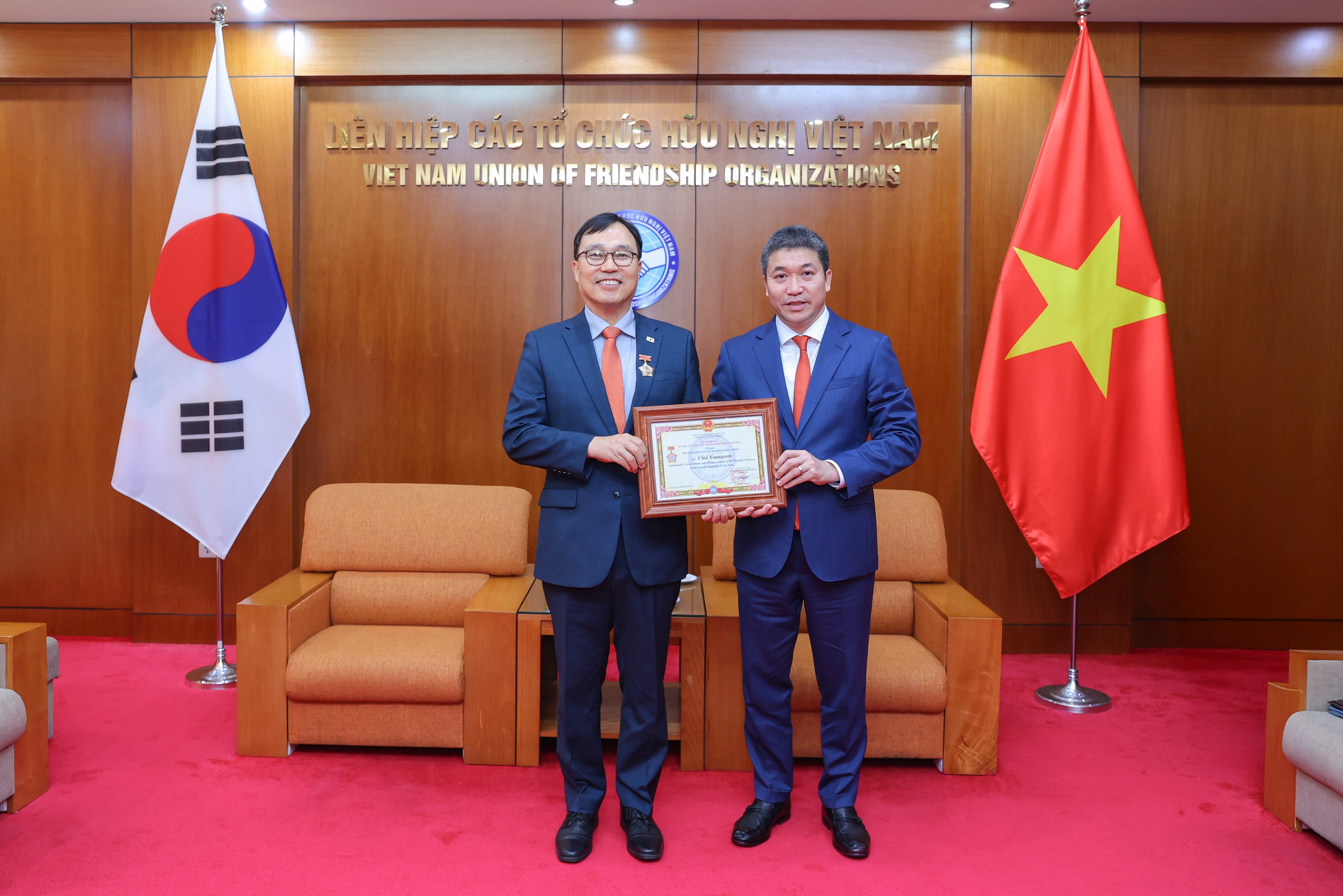 Chủ tịch Liên hiệp các tổ chức hữu nghị Việt Nam Phan Anh Sơn trao Kỷ niệm chương Trao tặng Đại sứ Choi Young Sam Kỷ niệm chương Vì Hoà bình, hữu nghị giữa các dân tộc