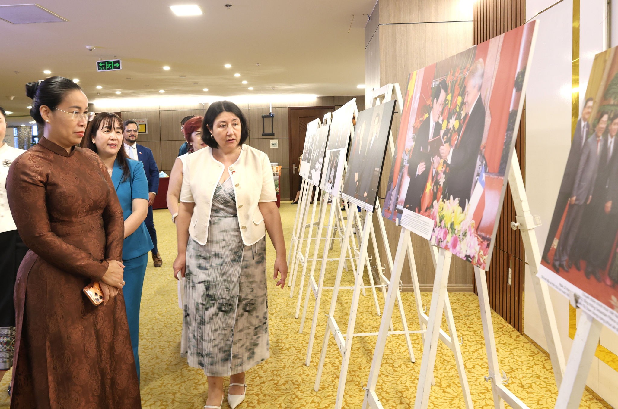 Đại biểu hai nước tham quan triển lãm ảnh giới thiệu chặng đường 55 năm quan hệ ngoại giao Việt Nam-Chile. (Ảnh: Báo và Phát thanh, Truyền hình Đà Nẵng)